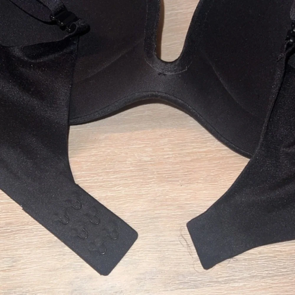 Victoria’s Secret Black Plunge Padded‎ Push Up Bra 32D